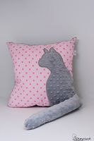 Poduszka z kotem i ogonem 3D szary kot w różowych gwiazdkach