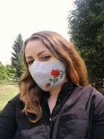 Szara maseczka na twarz z haftem łowickim (Róża III) - profilowana