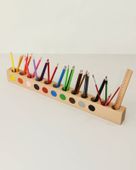 Drewniany sorter na kredki 10 kolorów plus 2 miejsca na przybory Montessori