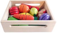 Drewniane warzywa i owoce w skrzynce dla dziecka
