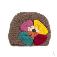 Wyrafinowana czapka damska z dużym kwiatem beżowa