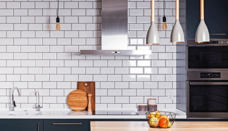 Jak położyć płytki na ścianie w kuchni?